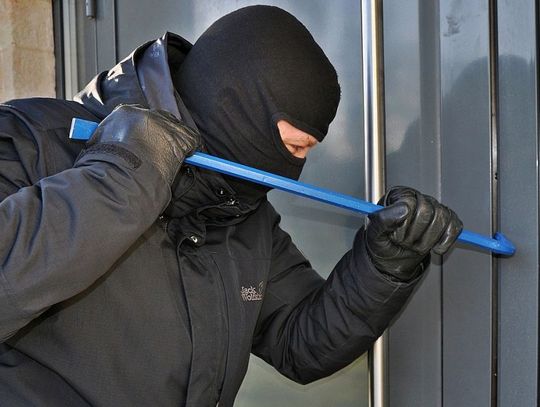 21-latek zatrzymany za włamania i kradzieże w Ciechanowie