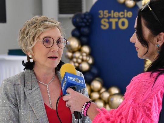 Katarzyna Stawicka rozmawia z reporterami