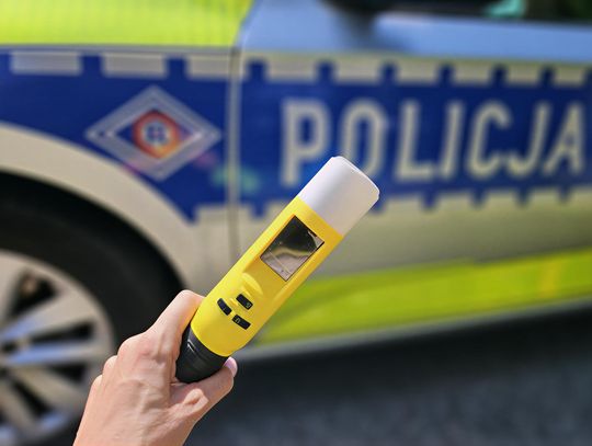 Alkomat w ręku policjanta