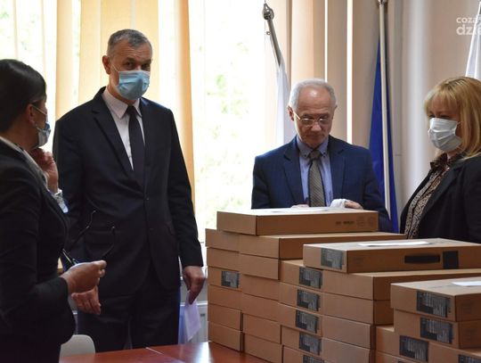 44 laptopy dla szkół z powiatu płońskiego (zdjęcia)