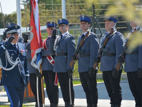 65 nowych funkcjonariuszy złożyło ślubowanie. 7 trafi do Ciechanowa. Wielkie otwarcie nowej komendy policji w Pułtusku