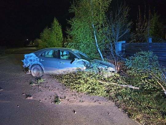 Agresywny 23-latek uderzył w ogrodzenie skradzionym autem i próbował uciekać