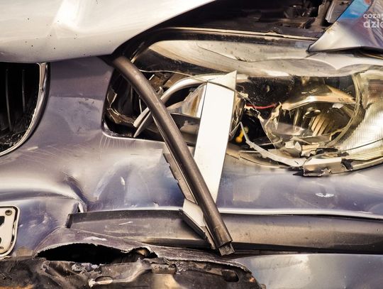 Agresywny mężczyzna zniszczył cudze auto