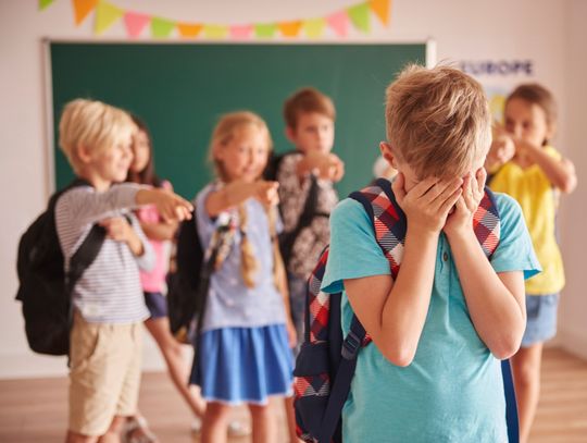 Anonimowa aplikacja pomoże walczyć z przemocą w szkołach. SP nr 3 i SP nr 7 z nowym programem. Dzieci wyszydzają kolegę