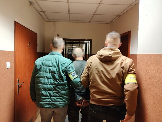 Podejrzany prowadzony przez policjantów
