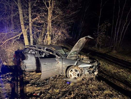 Audi uderzyło w betonowy przepust, trzy osoby w szpitalu