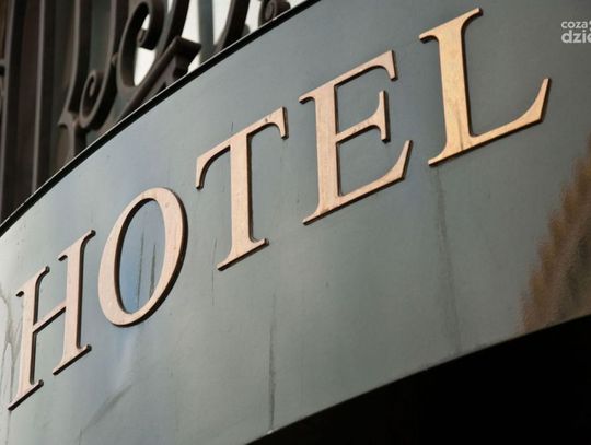 Awantura w hotelu, na biurku... biały proszek