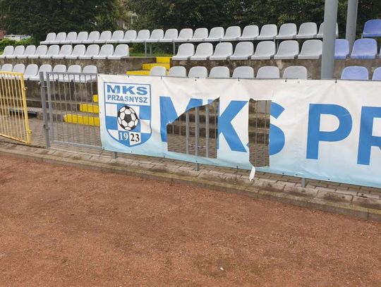 Banery na Stadionie Miejskim w Przasnyszu zdewastowane. Miasto prosi o pomoc!