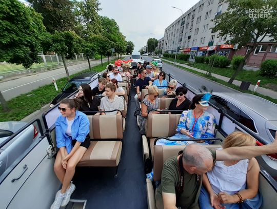 Bez dachu, z wiatrem we włosach można pojeździć autobusem po ciechanowskich ulicach
