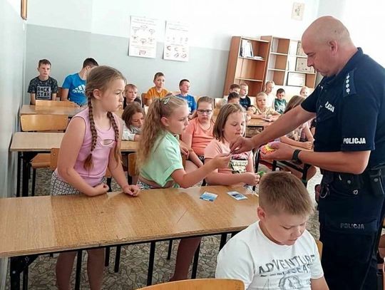 Bezpieczne Wakacje 2023: Policjanci edukują uczestników półkolonii w Ciechanowie