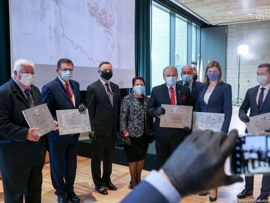 Bitwa Warszawska 1920. Prezydent RP wręczył samorządowcom okolicznościowe tablice (zdjęcia)