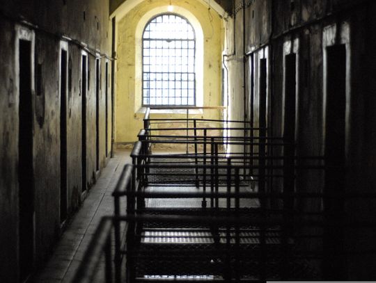 Brutalne pobicie na ulicy Pułtuskiej. Napastnicy w rękach ciechanowskiej policji Wnętrze więzienia