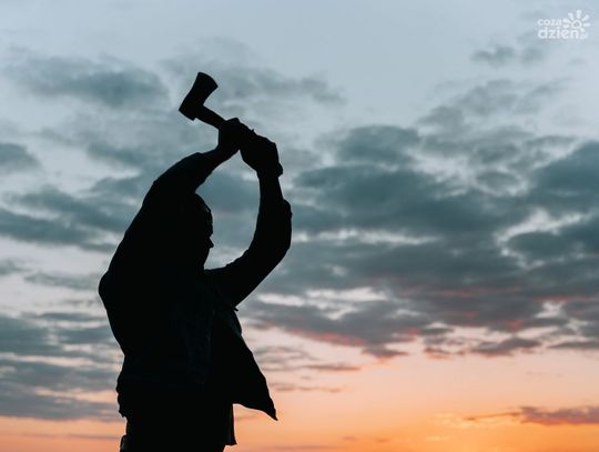 Brutalny atak w Ciechanowie: 27-latek zaatakował siekierą 60-latka