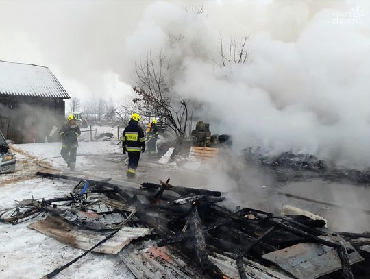 Budynek gospodarczy i samochody osobowe strawione przez ogień w Grabowie pow. przasnyski