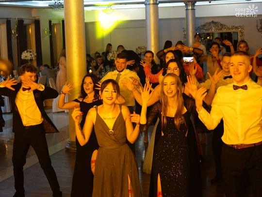 Był tradycyjny polonez, zabawa z DJ-em, czy fotobudka. Maturzyści 2025 ZST CKU w Ciechanowie mieli już swoją studniówkę