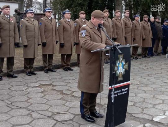 Był uroczysty apel w koszarach i odznaczenia dla żołnierzy 5 MBOT