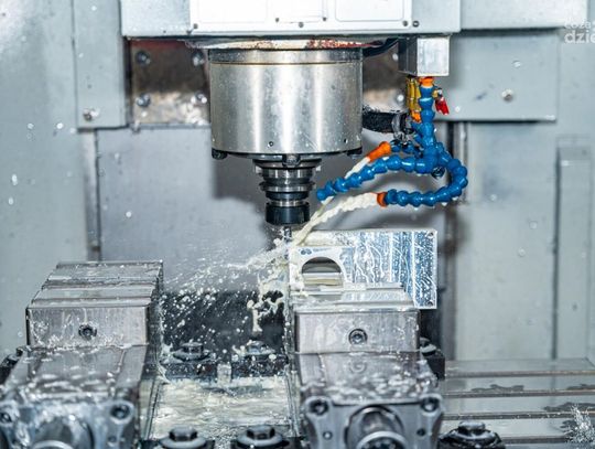 Centra frezarskie i frezarki CNC: Precyzyjna obróbka dla Twojej produkcji