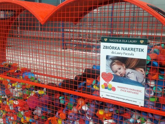 CH Mrówka włączyło się w zbiórkę dla Laury. Przed centrum handlowym stanęło serce na nakrętki.