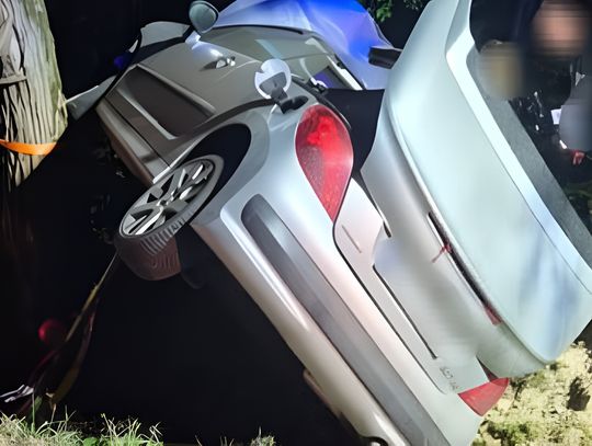Auto przewrócone na bok