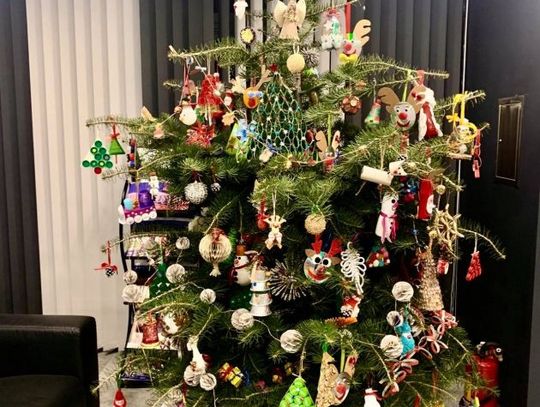 Choinka pełna pięknych ekologicznych ozdób
