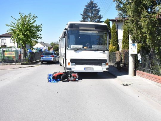 Chwila nieuwagi i nieszczęście gotowe. Seniorka wjechała wprost pod autobus