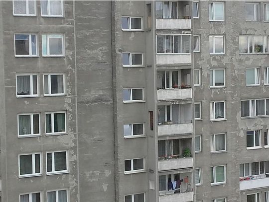 Ciechanów: 20-latka wypadła z okna, policja bada sprawę