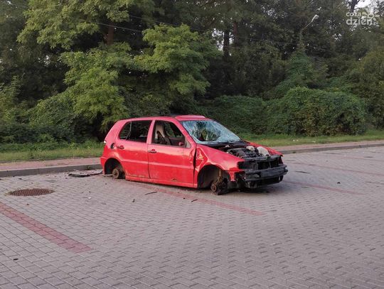 Ciechanów - miasto chce usunąć porzucone auta. Chce, ale nie wszędzie może