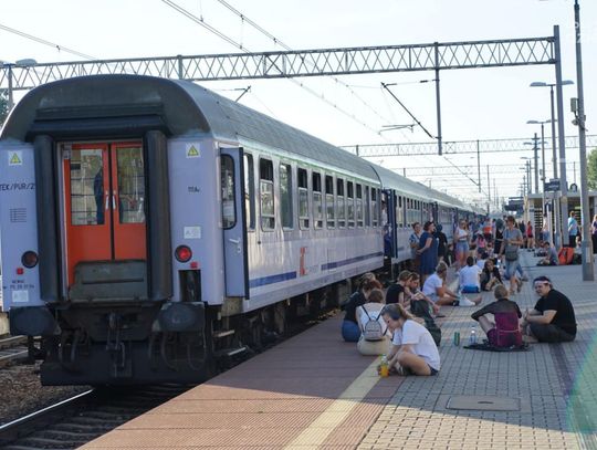 Ciechanów. Miasto ruszyło na pomoc pasażerom pociągu