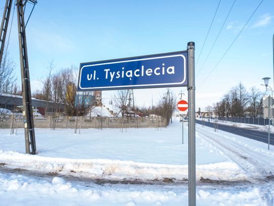 Tablica z nazwą ulicy "Tysiąclecia"