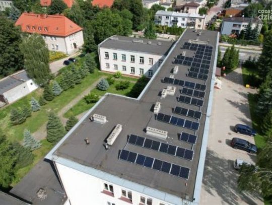 Ciechanów. Panele fotowoltaiczne pojawiły się na kolejnych miejskich szkołach