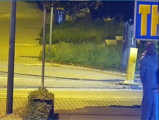Mężczyzna poszukiwany przez policję w Ciechanowie w związku ze zniszczeniem rolet antywłamaniowych.