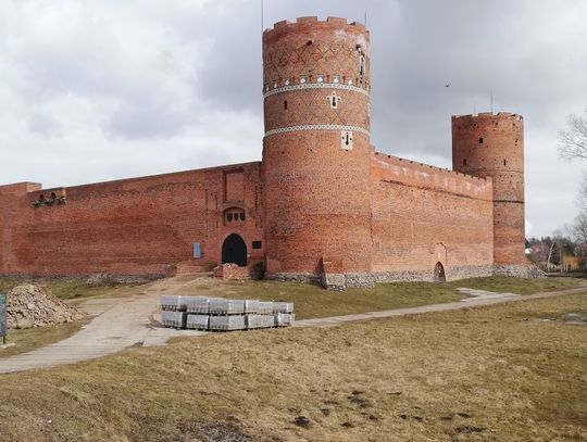 Ciechanów. Przed zamkiem pojawiła się góra kamieni. To akt wandalizmu czy zaplanowana inwestycja?