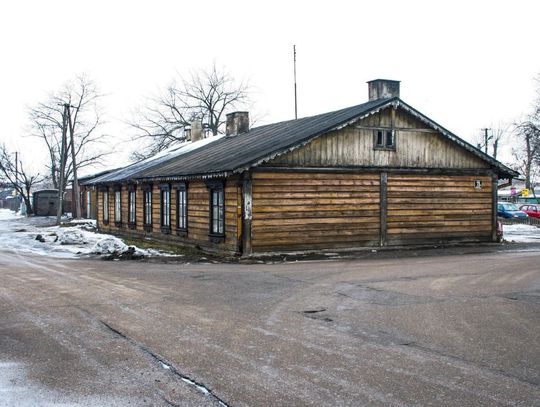 Ciechanów. Przy Fabrycznej stanie zabytkowy budynek