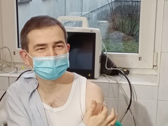Ciechanów rozpoczął szczepienia przeciwko Covid-19. Dyrektor szpitala pacjentem zero