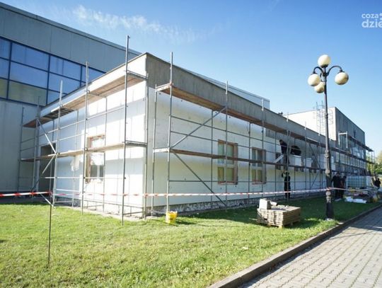 Ciechanów. Ruszył remont elewacji miejskiej hali sportowej