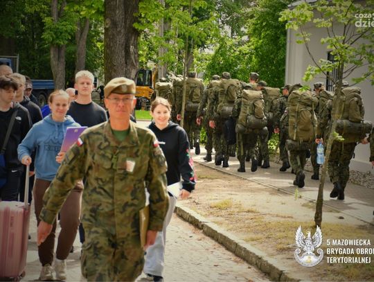 Ciechanów: Ruszyły "Wakacje z WOT" – przyszli terytorialsi już szkolą się w koszarach. Ciechanów: Ruszyły "Wakacje z WOT" – przyszli terytorialsi już szkolą się w koszarach.