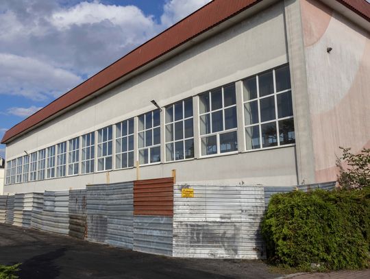 Budynek Szkoły Podstawowej nr 3 w Ciechanowie podczas prac termomodernizacyjnych.