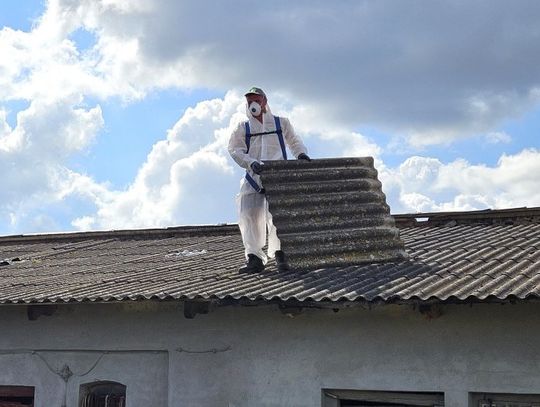Ciechanów walczy z azbestem: Miasto usunęło ponad 103 tony szkodliwej substancji Pracownik w kombinezonie zdejmujący z dachu eternit