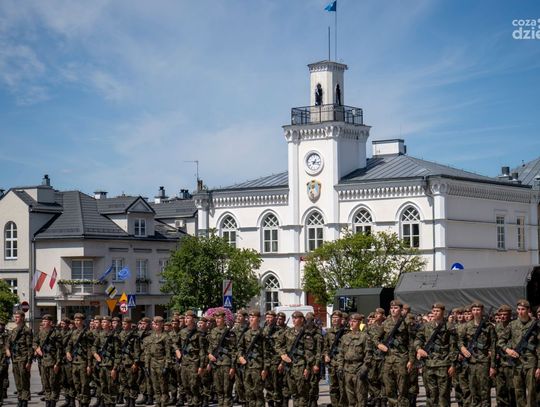 Ciechanów. Wojskowa przysięga przed ratuszem
