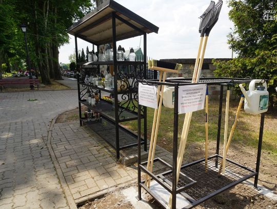 Ciechanów. Wypożyczalnia narzędzi do sprzątania grobów na cmentarzu