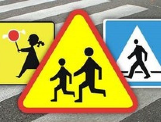 Ciechanowscy policjanci sprawdzają oznakowanie w rejonie szkół