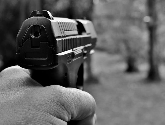 Ciechanowska policja prowadzi postępowanie w sprawie postrzelenia mieszkańca Warszawy