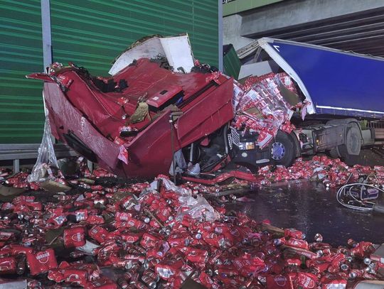 Ciężarówka zablokowała trasę na Gdańsk, towar wysypał się na drogę. Wypadek na S7 w Szczytnikach. Rozbita ciężarówka i wysypany towar