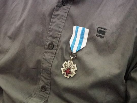 Medal zasłużony dla narodu przypięty do ubrania honorowego dawcy krwi