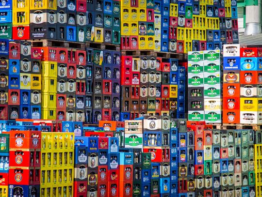 Skrzynki z alkoholem w hurtowni