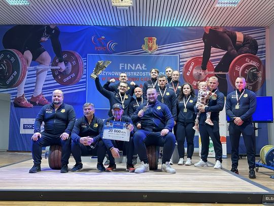 Drużyna CLKS Mazovia Ciechanów z medalami i pucharem za Drużynowe Mistrzostwo Polski w podnoszeniu ciężarów 2025.