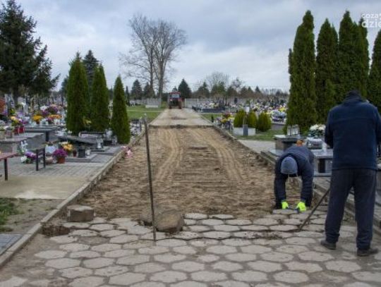 Cmentarz Komunalny w Ciechanowie. Remont głównej alei. 