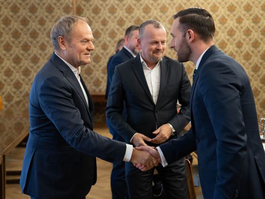 Co prezydent Ciechanowa powiedział premierowi? Kosiński interweniował w sprawie pieniędzy na sprzęt. Premier Tusk wita sie z prezydentem Ciechanowa Kosińskim