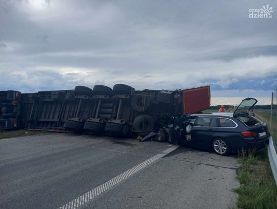 Cudem nikt nie ucierpiał. Osobówką wjechał prosto w leżącą na drodze ciężarówkę 
