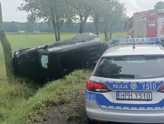 Zdarzenie drogowe w Mieszkach Wielkich z udziałem pojazdu land rover